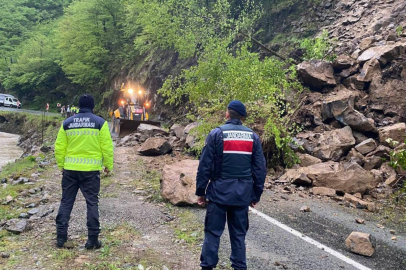 Giresun’da heyelan: Yol trafiğe kapatıldı