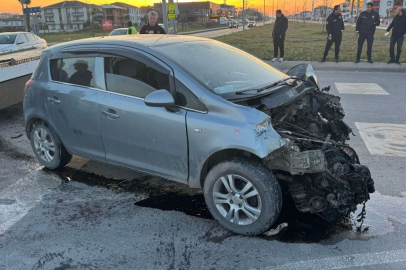 Sakarya'da yangın ihbarına giden itfaiye aracı otomobil ile çarpıştı: 2 yaralı