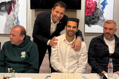 Bursaspor kaptanı Muhammet Demir şampiyonluk pastasını kesti