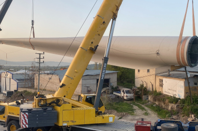 Çanakkale’de fabrika üzerine devrilen rüzgar gülü 9 saatlik çalışmayla kaldırıldı