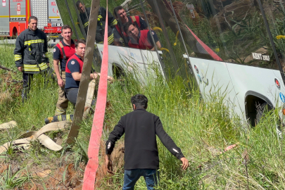 Çanakkale'de yoldan çıkan otobüste şoför mahsur kaldı