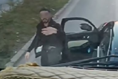 İzmir'de arkasındaki aracı yumruklamıştı, ehliyetinden oldu