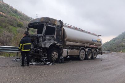 Şırnak’ta faciadan dönüldü: Seyir halindeki akaryakıt tankeri alevlere teslim oldu