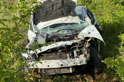 Kocaeli'de kontrolden çıkan otomobil 120 metre sürüklendi, şarampole uçtu: 2 yaralı