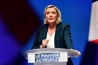Fransa'da yolsuzluktan suçlu bulunan Le Pen, Pas-de-Calais il meclis üyeliğinden men edildi
