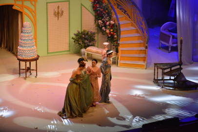 "Gurur ve Önyargı" oyunu Bursa'da sahnelendi