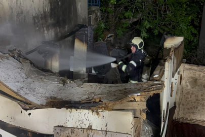 Kocaeli'de kömürlükte çıkan yangın itfaiyeyi harekete geçirdi