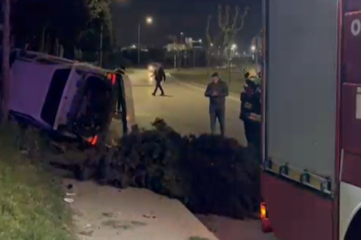 Tekirdağ'da kaldırıma çarparak yan yatan otomobildeki 2 kişi yaralandı