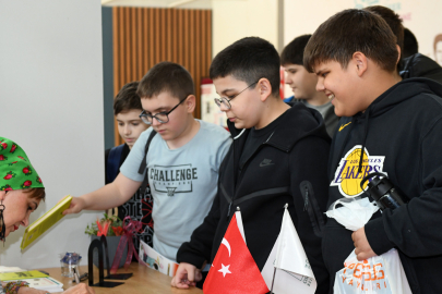 Yazar Halime Yıldız kitaplarını küçük okuyucuları için Bursa'da imzaladı