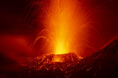 İtalya'da Etna Yanardağı güçlü şekilde kül ve lav püskürttü