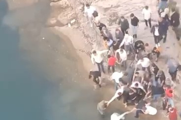 Diyarbakır'da boğulma tehlikesi geçirenleri el ele vererek kurtardılar