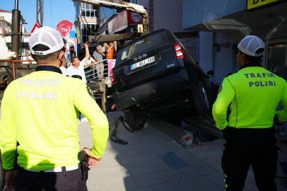 Edirne’de iş yerine ve apartmana çarpan cip askıda kaldı
