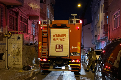 İstanbul Esenler’de 4 katlı binanın çatısı alev alev yandı