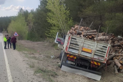 Karabük'te odun yüklü tır devrildi: 2 yaralı
