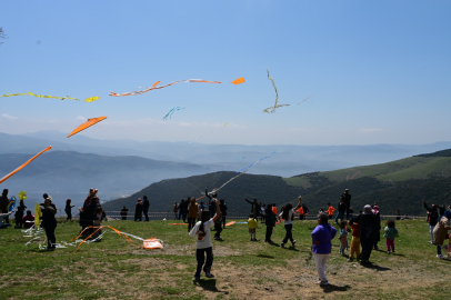 Bursa'da uçurtmalar gökyüzünü renklendirdi