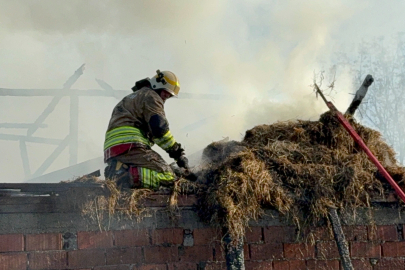 Düzce'de samanlık yangınında itfaiye eri alevlere böyle müdahale etti