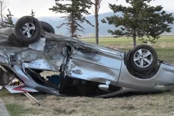 Erzurum'da refüje çıkan cip karşı şeritteki otomobil ile çarpıştı: 2 yaralı