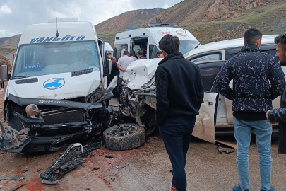 Hakkari Yüksekova'da trafik kazası: 4 yaralı