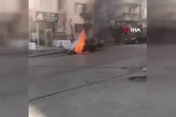 Ankara'da park halindeki otomobil alev topuna döndü