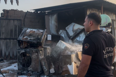 Hatay'da konteyner yatakhane alevlere teslim oldu