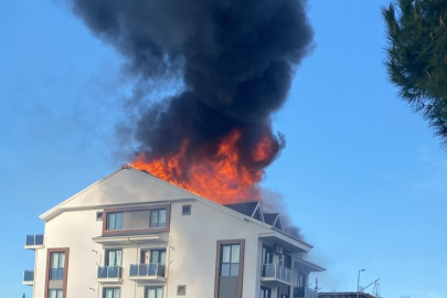 Kocaeli'de çatı alev alev yandı, bina sakinleri gözyaşları içinde izledi