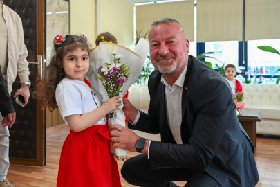 Miniklerden Bursa Karacabey Belediye Başkanı Karabatı’ya neşeli ziyaret