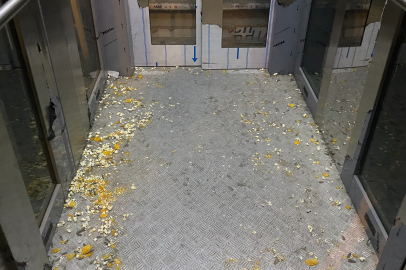 Ankara Etimesgut'ta üst geçit asansöründeki çöplere vatandaştan tepki