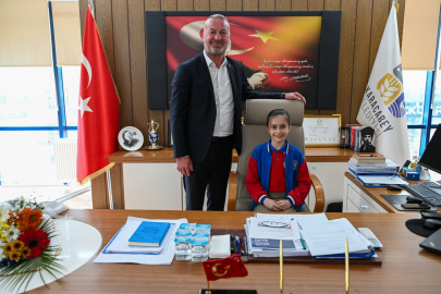 Bursa Karacabey Belediye Başkanı Karabatı koltuğu minik Ayşenaz’a devretti