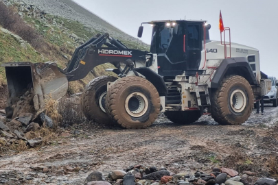 Iğdır‘da sağanak yağış sonrası kapanan köy yolları açıldı