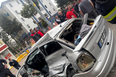 Isparta’da otomobil, durakta yolcu alan otobüse arkadan çarptı: 1 ölü