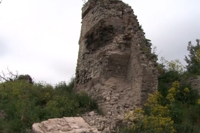 İstanbul Fatih'te deprem esnasında sur duvarından dev parça düştü: Faciadan dönüldü