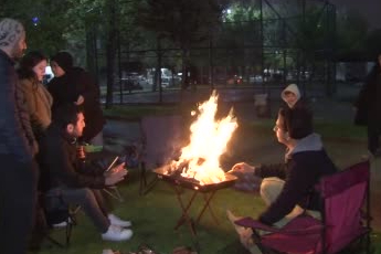 İstanbul Sultangazi’de vatandaşlar parklarda çadır kurarak geceyi geçiriyor