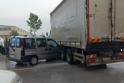 Bursa'da hafif ticari araç kamyonla çarpıştı: 1 yaralı
