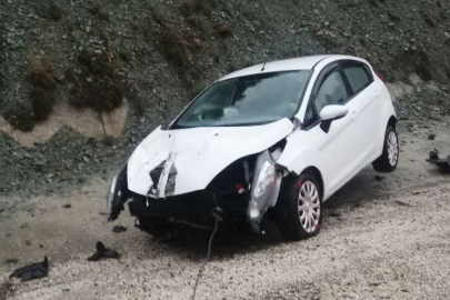 Isparta'da kontrolden çıkan otomobil yol kenarındaki tabelaya çarptı: 2 yaralı