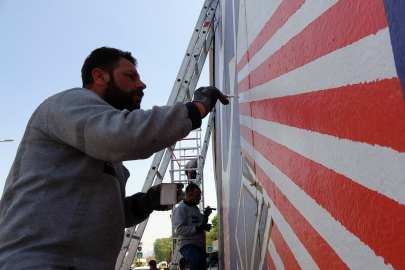 Bursa'da duvarları tuval yapıp şehrin değerlerini resmediyorlar