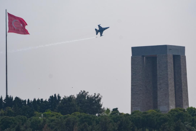SOLOTÜRK'ten Şehitler Abidesi semalarında gösteri uçuşu