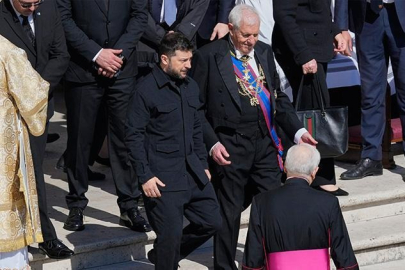 Cenaze törenini fırsat bildi: Zelenski, Trump ile görüştü