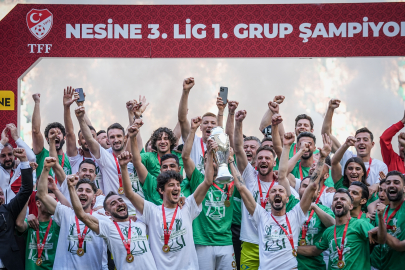 Kupasını alan Bursaspor, Karşıyaka'da gövde gösterisinde: İzmir şampiyon görsün!