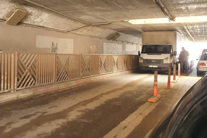 Bursa'da alt geçide sıkışan kamyonet lastikleri indirilerek kurtarıldı