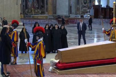 Vatikan'da Papa'nın tabutu kapandı... Dikkat çeken 'Beyaz çarşaf' detayı