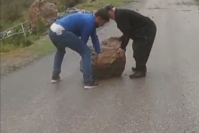 Yağmur sonrası yola kayalar düştü