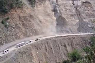 Artvin-Şavşat Karayolu'nda bir günde 3. heyelan