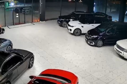 Elazığ'daki deprem oto galerinin kameralarına yansıdı