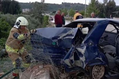 Hatay'da otomobil hurdaya döndü: Dört yaralı