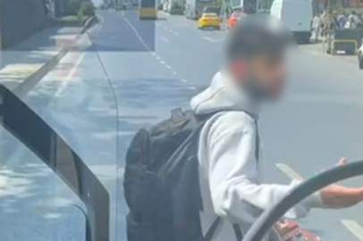 İstanbul Mecidiyeköy’de yolun ortasında otobüse binmek isteyen yolcu ortalığı birbirine kattı