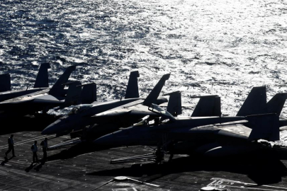 ABD Donanması'na ait bir savaş uçağı, uçak gemisinden denize düştü