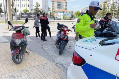 Aksaray'da plakasız motosikletin ehliyetsiz ve kasksız sürücüsüne 35 bin lira ceza