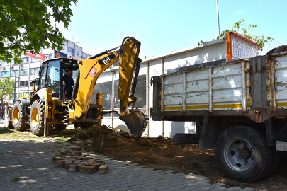 Bursa Gemlik'te meydanda yaya kaldırımı genişliyor