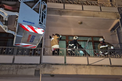 Düzce'de çatıda çıkan yangın mahalle sakinlerini sokağa döktü