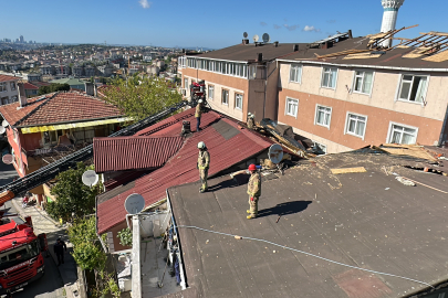 İstanbul'da kuvvetli rüzgarda uçan çatı iki binanın çatısına savruldu